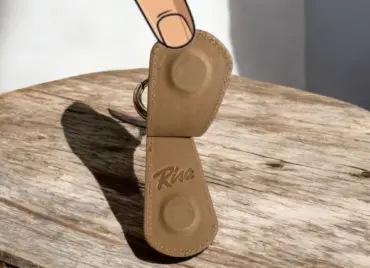 Hutclip aus Leder zur Befestigung von Hüten an Tasche oder Rucksack